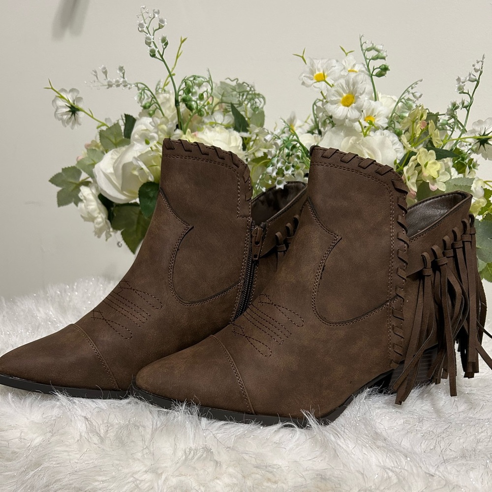 NWT C EST. 1946 Stylish Fringe Ankle Booties - Brown. Size 11W